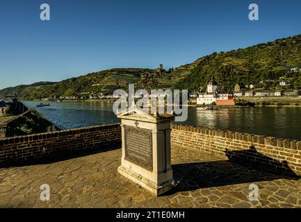 Historisches Denkmal am Rheinufer zu Blüchers Feldzug 1813, im Hintergrund die Altstadt Kaub und die Burg Pfalzgrafenstein, Oberes Mittelrheintal, Deutschland Stockfoto