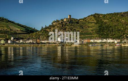 Altstadt und Schloss Gutenfels im Abendlicht, Kaub, Oberes Mittelrheintal, Rheinland-Pfalz, Deutschland Stockfoto