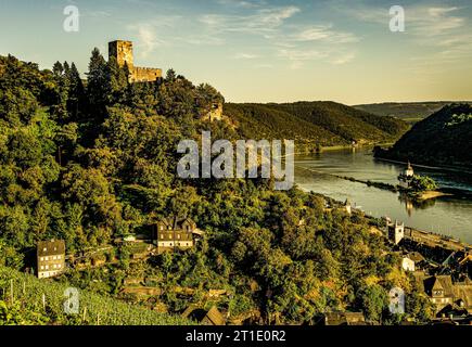 Schloss Gutenfels und Schloss Pfalzgrafenstein im Abendlicht, Kaub, Oberes Mittelrheintal, Rheinland-Pfalz, Deutschland Stockfoto