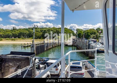 Blick auf den Bug der Fähre zur Schutzinsel, die in den nördlichen Hafen kommt Stockfoto