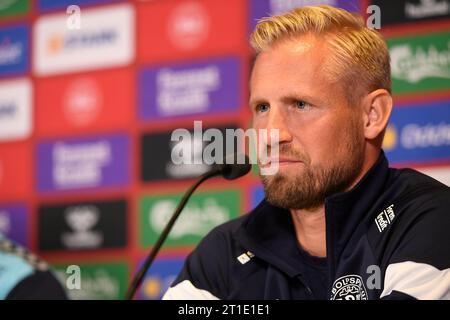 Dänischer Torhüter Kasper Schmeichel nimmt am 13. Oktober 2023 an einer Pressekonferenz der dänischen Mannschaft in Helsingoer Teil. Dänemark trifft am 14. Oktober in Kopenhagen in der Qualifikation zur UEFA EURO 2024 auf Kasachstan. Stockfoto