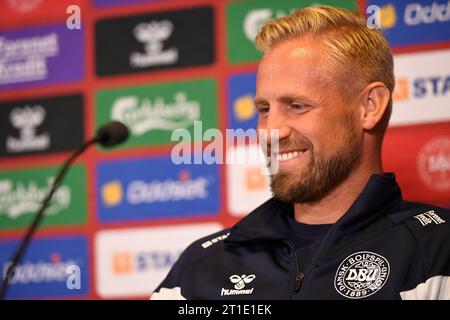 Dänischer Torhüter Kasper Schmeichel nimmt am 13. Oktober 2023 an einer Pressekonferenz der dänischen Mannschaft in Helsingoer Teil. Dänemark trifft am 14. Oktober in Kopenhagen in der Qualifikation zur UEFA EURO 2024 auf Kasachstan. Stockfoto