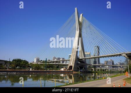 Die Octavio Frias de Oliveira Bridge, auch Ponte Estaiada genannt, ist eine Seilbrücke über den Pinheiros in Sao Paulo, Brasilien Stockfoto