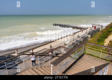 Frankreich, Normandie, seine Maritime, Veules les Roses, die schönsten Dörfer Frankreichs, erhöhter Blick auf die Strandpromenade Stockfoto