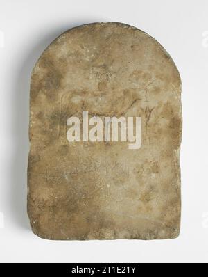 Votive Stele mit Relief der APIs Bull(?) Und ein Lotus, Greco 30. Dynastie-Ende der Ptolemäer-Periode. Stockfoto