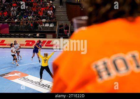 Almere, Niederlande. Oktober 2023. ALMERE, NIEDERLANDE - 12. OKTOBER: Inger Smits of the Netherlands schießt während des Qualifiyings der EHF Euro 2024 der Frauen zwischen den Niederlanden und Portugal im Topsportcentrum Almere am 12. Oktober 2023 in Almere, Niederlande (Foto: Rene Nijhuis/BSR Agency) Credit: BSR Agency/Alamy Live News Stockfoto