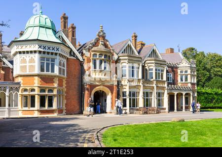 Bletchley Park House mit Menschen am Eingang zum Bletchley Park Mansion Bletchley Park Milton Keynes Buckinghamshire England Großbritannien GB Europa Stockfoto