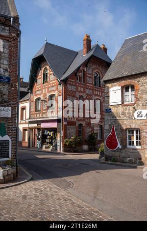 Frankreich, seine Maritime, Pays de Caux, Côte d'Albatre (Alabasterküste), Veules les Roses, die schönsten Dörfer Frankreichs, das Dorf Veules les Roses wird von Veules durchquert, dem berühmten Fluss für seine kurze Länge (1100 m), Blick auf Fassaden und Gassen. Stockfoto