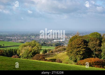 Jodrell Bank Radio Telescope aus dem Teggs Nose Country Park in der Nähe von Macclesfield, Cheshire, England. Stockfoto