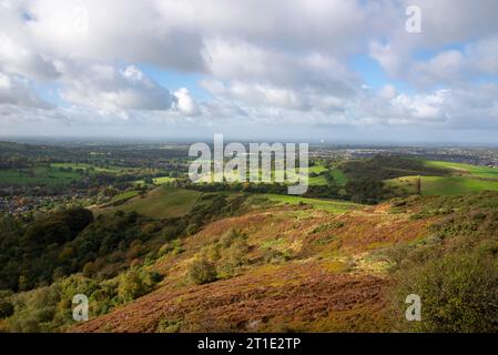 Die Ebene von Cheshire und die Stadt Macclesfield vom Teggs Nose Country Park aus gesehen an einem sonnigen Tag im Frühherbst. Stockfoto