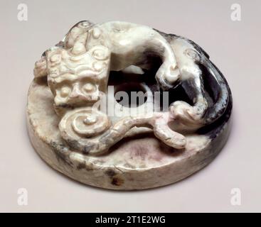Small Perforated Disk (BI) with Dragon, 206 v. Chr. - A.D. 220. Stockfoto
