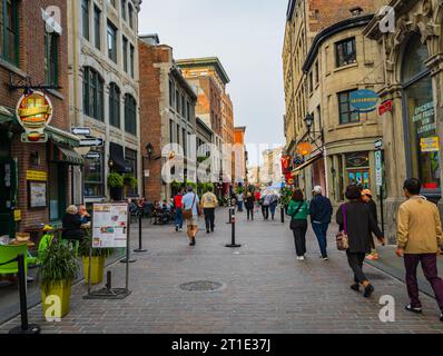 Montreal, Kanada, USA, 28. September 2023: Geschäftige Kopfsteinpflaster St. Paul Street in Old Montreal mit Restaurants, Geschäften, Touristen Stockfoto