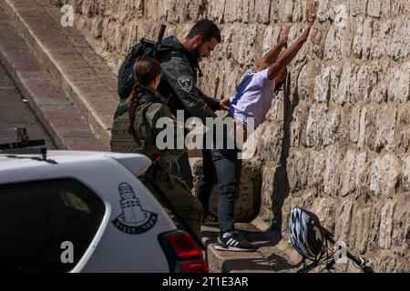 Jerusalem, Israel. Oktober 2023. Die Polizei durchsucht einen Verdächtigen in der Altstadt von Jerusalem, wo die Kämpfe zwischen israelischen Truppen und der militanten palästinensischen Gruppe Hamas fortgesetzt werden. Quelle: Oren Ziv/dpa/Alamy Live News Stockfoto