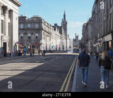 ABERDEEN, Großbritannien - 14. SEPTEMBER 2023: People in Union Street Stockfoto