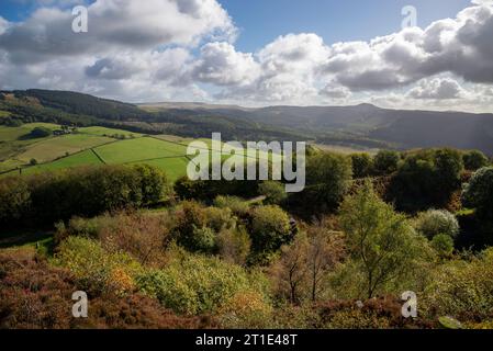 Blick auf Macclesfield Forest und Shutlingsloe vom Teggs Nose Country Park, Cheshire, England. Stockfoto
