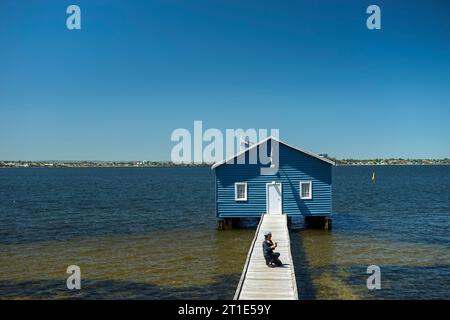 Ein Blick auf das Crawley Edge Boatshed, auch bekannt als Blue Boat House am Swan River in Matilda Bay, Crawley, Perth, Western Australia Stockfoto