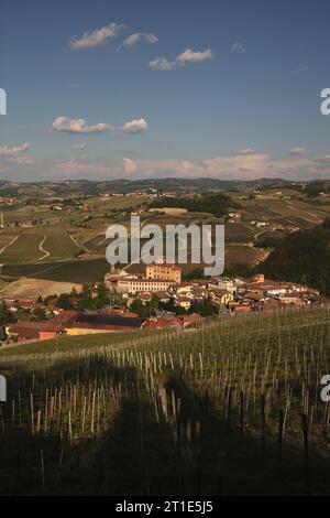 Blick auf das Dorf Barolo, Piemont, Italien Stockfoto