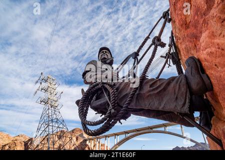 Statue der Arbeiter, die beim Bau des Kraftwerks Hoover Dam mitgeholfen haben. Stockfoto