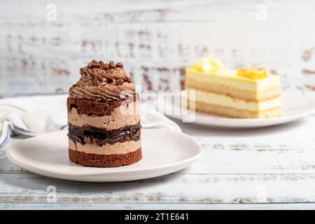 Tortenarten. Kuchen mit frischer Sahne auf einem Teller Stockfoto