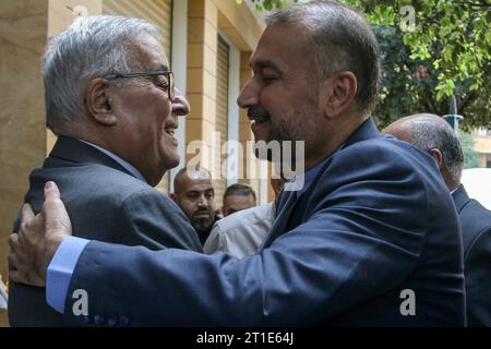 Beirut, Libanon. Oktober 2023. Der libanesische Außenminister Abdallah Bou Habib (L) begrüßt seinen iranischen Amtskollegen Hossein Amir-Abdollahian im Vorfeld seiner Gespräche. Marwan Naamani/dpa/Alamy Live News Stockfoto