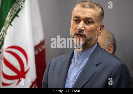 Beirut, Libanon. Oktober 2023. Der iranische Außenminister Hossein Amir-Abdollahian reagiert auf eine gemeinsame Pressekonferenz mit seinem libanesischen Amtskollegen Abdallah Bou Habib (nicht im Bild). Marwan Naamani/dpa/Alamy Live News Stockfoto