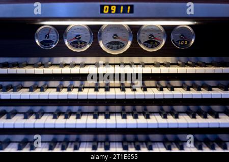 13. Oktober 2023, Sachsen, Leipzig: Blick auf die Konsole der Ladegast-Orgel in der Leipziger Nikolaikirche. Im Oktober 2024 jährt sich die Einweihung der renovierten und restaurierten Orgel zum 20. Mal. Der Schwerpunkt liegt seit 2004 auf der Orgelkonsole. In ihren intensiven Bemühungen, das Instrument zu restaurieren, die Pfarrei St. Nikolai erhielt große Unterstützung von Porsche Leipzig. Gemeinsam mit den Orgelbauern der Firma Eule und den Automobildesignern wurde eine Symbiose entwickelt und konzipiert. Das Instrument, das derzeit mit 6822 Rohren und 103 Timbres ausgestattet ist, wird fertiggestellt Stockfoto