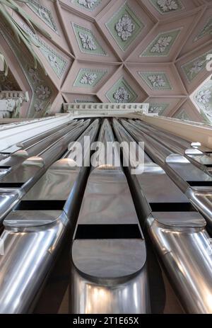 13. Oktober 2023, Sachsen, Leipzig: Ansicht der Ladegast-Orgel in der Nikolaikirche in Leipzig. Im Oktober 2024 jährt sich die Einweihung der renovierten und restaurierten Orgel zum 20. Mal. Der Schwerpunkt liegt seit 2004 auf der Orgelkonsole. In ihren intensiven Bemühungen, das Instrument zu restaurieren, die Pfarrei St. Nikolai erhielt große Unterstützung von Porsche Leipzig. Gemeinsam mit den Orgelbauern der Firma Eule und den Automobildesignern wurde eine Symbiose entwickelt und konzipiert. Das Instrument, das derzeit mit 6822 Rohren und 103 Timbres ausgestattet ist, wird 2024 fertiggestellt. Danke Stockfoto