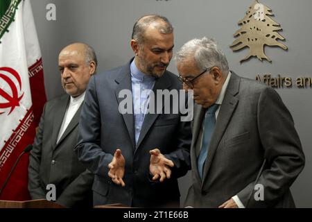 Beirut, Libanon. Oktober 2023. Der iranische Außenminister Hossein Amir-Abdollahian (C) und sein libanesischer Amtskollege Abdallah Bou Habib nehmen an einer gemeinsamen Pressekonferenz Teil. Marwan Naamani/dpa/Alamy Live News Stockfoto