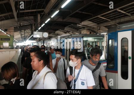 Philippinische Pendler verlassen den Zug an einer U-Bahn-Station der LRT-Linie 1. Im belebten Stadtbahnverkehr 1. Öffentliche Verkehrsmittel in Manila, Philippinen. Stockfoto