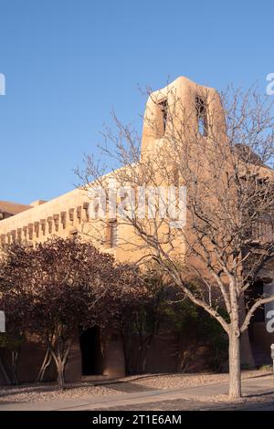 Großes adobe-Gebäude in Santa Fe, New Mexico. Stockfoto