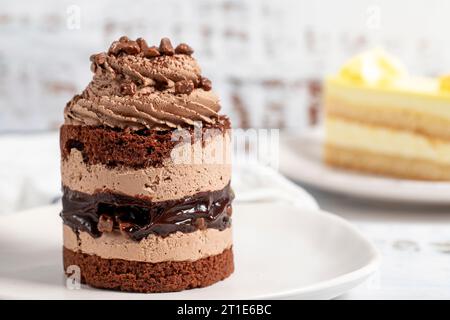 Tortenarten. Kuchen mit frischer Sahne auf einem Teller. Nahaufnahme Stockfoto