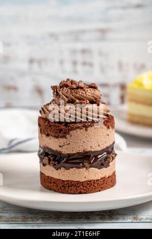 Tortenarten. Kuchen mit frischer Sahne auf einem Teller Stockfoto