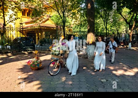 Frauen in ao dai in der Phan Dinh Phung Street, Hanoi, Vietnam Stockfoto