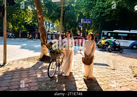 Frauen in ao dai in der Phan Dinh Phung Street, Hanoi, Vietnam Stockfoto