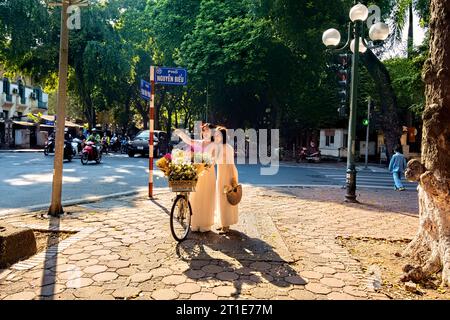 Frauen in ao dai in der Phan Dinh Phung Street, Hanoi, Vietnam Stockfoto