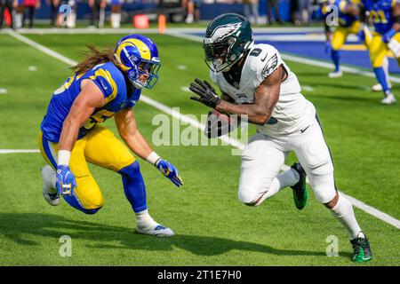 Philadelphia Eagles Running Back D’Andre Swift (0) läuft nach dem Fang, als der Linebacker Christian Rozeboom (56) von Los Angeles Rams versucht, ihn während seiner Arbeit anzugreifen Stockfoto