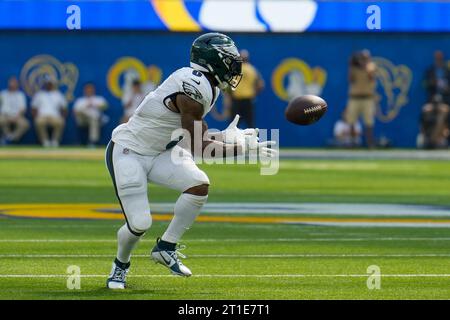 Philadelphia Eagles Wide Receiver DeVonta Smith (6) erhält einen Pass während eines Spiels der NFL, Philadelphia Eagles vs. Los Angeles Rams, Sonntag, 9. Oktober, Stockfoto