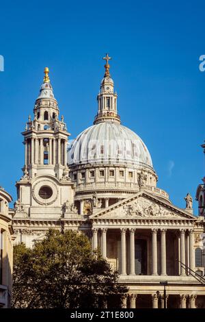 Blick vom Ludgate Hill zur St. Paul's Cathedral. Stockfoto