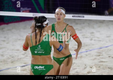 12. Oktober 2023, Tlaxcala, Mexiko: Anastasija Samoilova (L) und Tina Graudina aus Lettland feiern nach dem festgelegten Ziel im Viertelfinale der Frauen der Beachvolleyball-Weltmeisterschaft zwischen den USA und Lettland. Am 12. Oktober 2023 in Tlaxcala, Mexiko. (Foto: Essene Hernandez/Eyepix Group/SIPA USA) Stockfoto