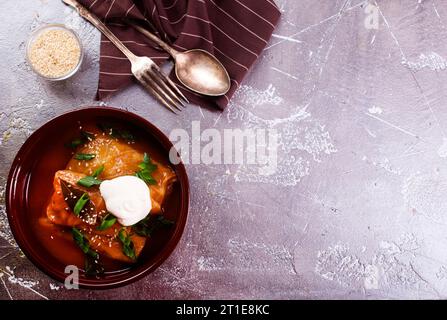 Kohlrouladen mit Tomatensauce mit Petersilie dekoriert Stockfoto