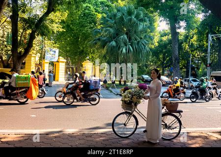 Frau in ao dai in der Phan Dinh Phung Street, Hanoi, Vietnam Stockfoto