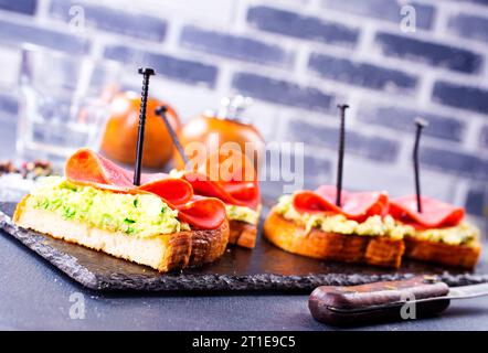 Vollkornbrot-Sandwiches mit Schinken und Avocado. Sauberes Essen, gesundes Frühstück. Draufsicht, flach Stockfoto