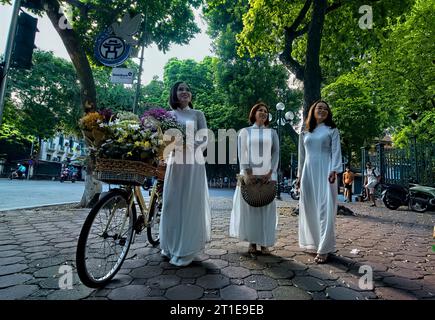 Frauen in ao dai in der Phan Dinh Phung Street, Hanoi, Vietnam Stockfoto