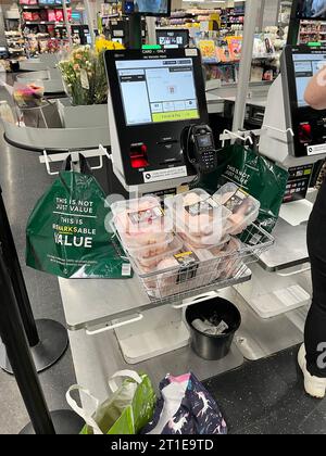 Packungen mit Hühnchen sind an der Selbstkasse an einer Filiale von M und S in Bicester zu sehen. UK. September 2023. Stockfoto