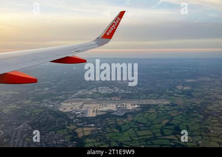 Blick auf den Flughafen London Gatwick von einem Easyjet-Flug. Crawley. West Sussex. UK. Oktober 2023. Stockfoto