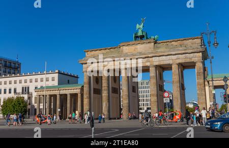 Berlin, Deutschland - 11. August 2023: Brandenburger Tor im Zentrum Berlins Stockfoto