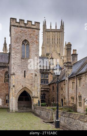 Vicars Close, die älteste reine Wohnstraße Europas aus den 1300er Jahren, mit Wells Cathedral Hintergrund, Wells, Somerset. Stockfoto