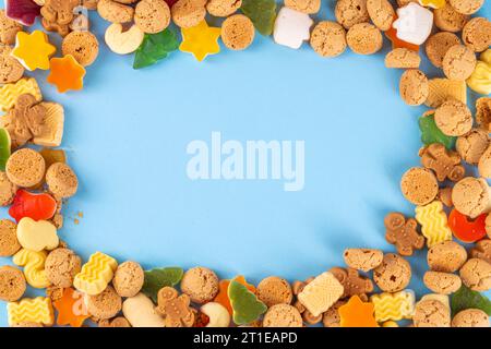 Sinterklaas, St. Nikolaus Tag Hintergrund. Kleiner roter Schuh mit Karotten und Süßigkeiten, Trooigos, Pepernoten, Süßigkeiten. Niederländische Weihnachtsfeiertage grüßet Stockfoto