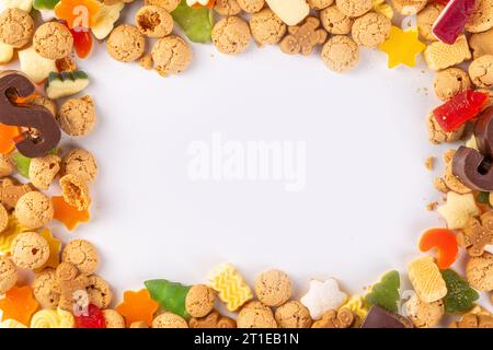 Sinterklaas, St. Nikolaus Tag Hintergrund. Kleiner roter Schuh mit Karotten und Süßigkeiten, Trooigos, Pepernoten, Süßigkeiten. Niederländische Weihnachtsfeiertage grüßet Stockfoto