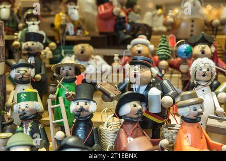 Münster, Deutschland - 11. Dezember 2014: Minifiguren zum Verkauf am jährlichen Weihnachtsmarkt. Stockfoto